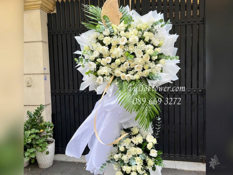 KCB0625437 KỆ HOA TANG LỄ VÒNG HOA CHIA BUỒN Kính Viếng Thiết kế 02 tầng hoa hồng trắng
