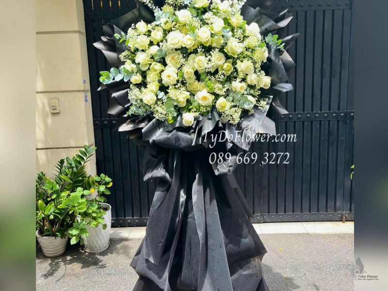 KCB0625438 KỆ HOA TANG LỄ VÒNG HOA CHIA BUỒN Kính Viếng Thiết kế hoa hồng trắng