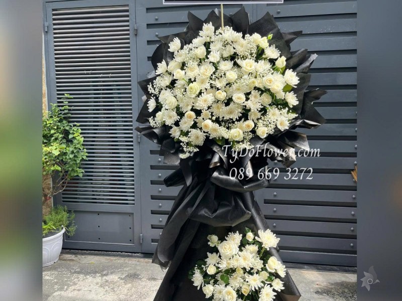 KCB0625440 KỆ HOA TANG LỄ VÒNG HOA CHIA BUỒN Kính Viếng Thiết kế hoa hồng trắng, cúc trắng