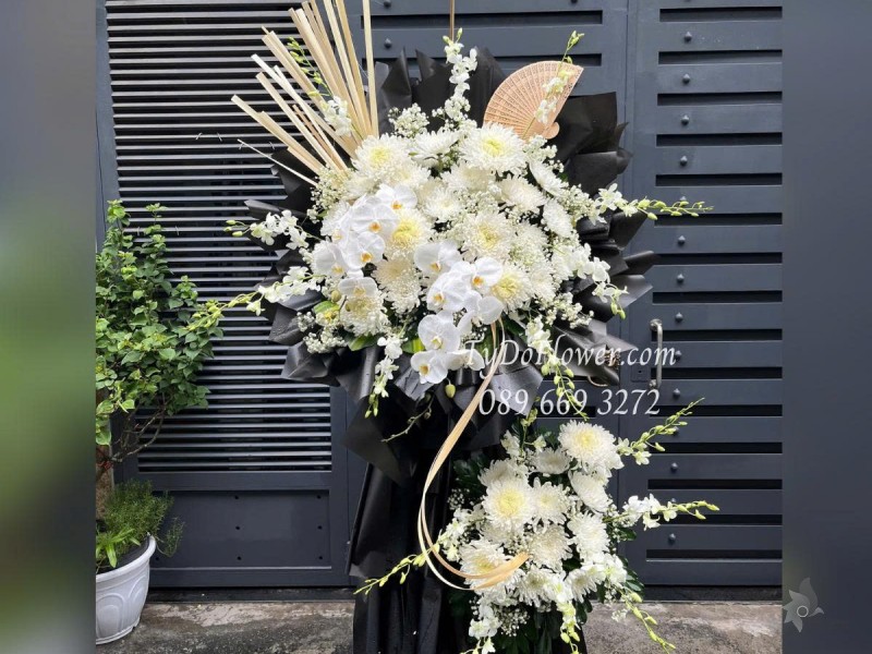 KCB0625441 KỆ HOA TANG LỄ VÒNG HOA CHIA BUỒN Kính Viếng Thiết kế hoa lan, hoa cúc, lan hồ điệp