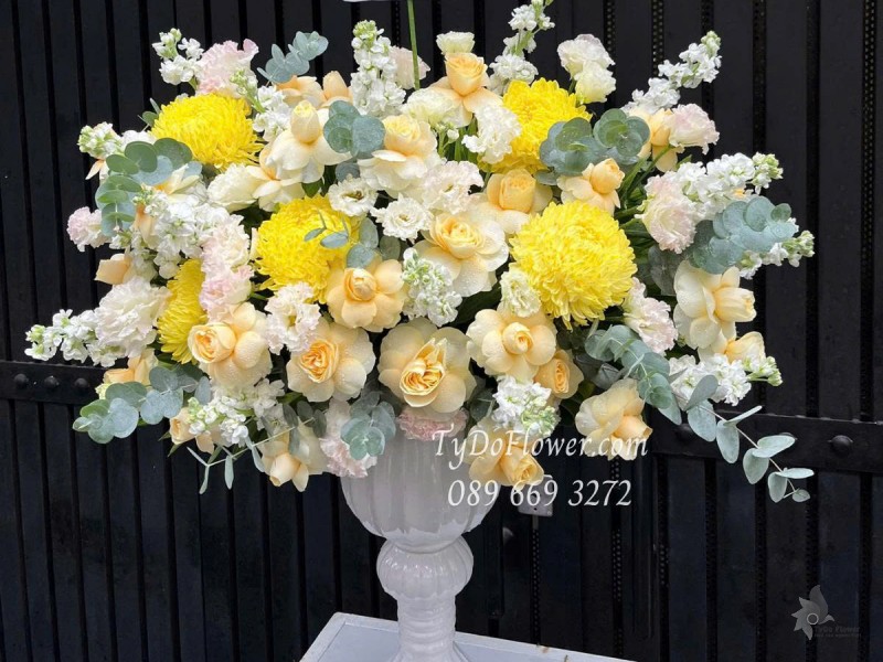 BI0625442 BÌNH HOA CHÚC MỪNG SINH NHẬT Thiết kế Hoa Hồng Vàng Victor, Cúc Mẫu Đơn Vàng, Phi Yến Trắng, Cát Tường Xoắn