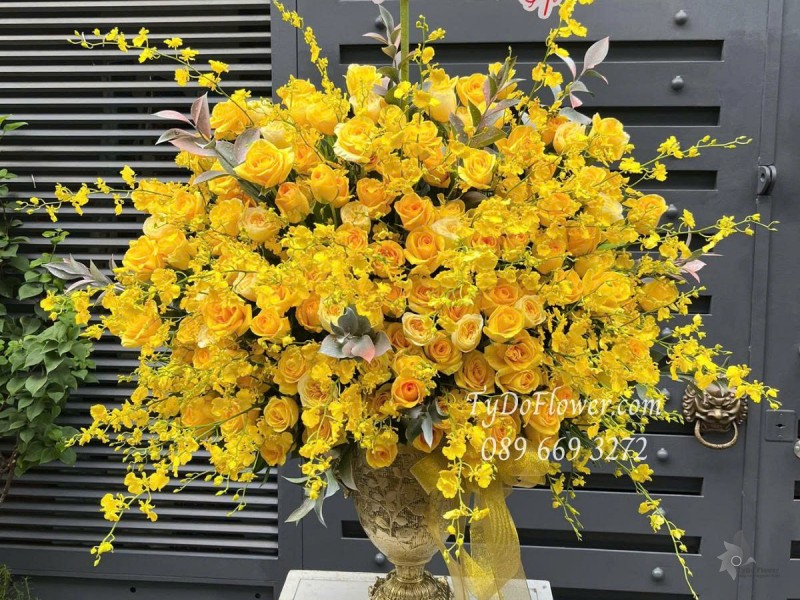 BI0625443 BÌNH HOA CHÚC MỪNG SINH NHẬT SẾP Thiết kế Hoa Hồng Vàng Gold, Hoa Lan Vũ Nữ