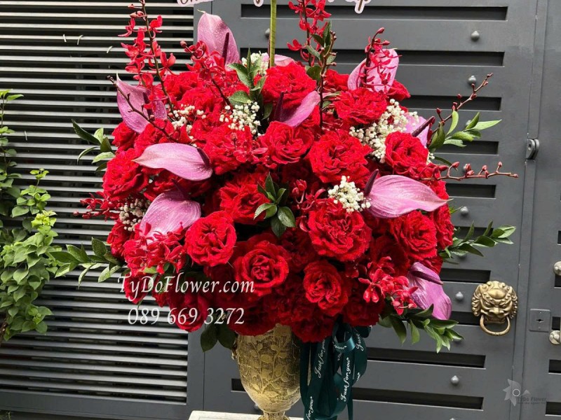 BI0625444 BÌNH HOA CHÚC MỪNG SINH NHẬT SẾP Thiết kế Hoa Hồng Đỏ Ohara Roses, Lá Hồng Môn Tím