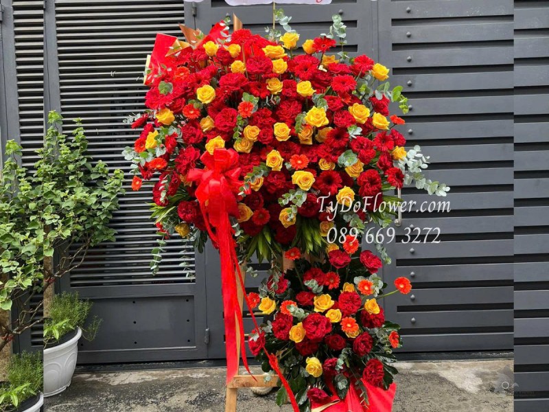 KCM0625449 KỆ HOA CHÚC MỪNG Thiết kế tông màu đỏ vàng, chủ đạo Hoa Hồng Đỏ Ohara Roses, Hoa Hồng Vàng Gold, Đồng Tiền