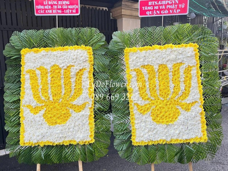 KCM0625452 MỘT CẶP KỆ HOA DÂNG HƯƠNG TƯỞNG NIỆM Thiết Kế Hình Biểu Tượng Bông Hoa Sen Vàng Phật Tử