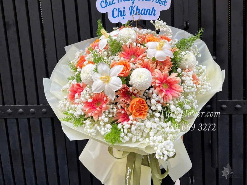 B0625455 BÓ HOA CHÚC MỪNG SINH NHẬT Thiết kế Hoa Hồng Cam Spirit, Hoa Tulip, Cúc Ping Pong, Đồng Tiền Xoăn