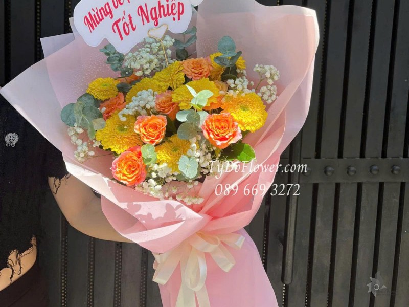 B0625456 BÓ HOA CHÚC MỪNG TỐT NGHIỆP Thiết kế gam màu vàng cam