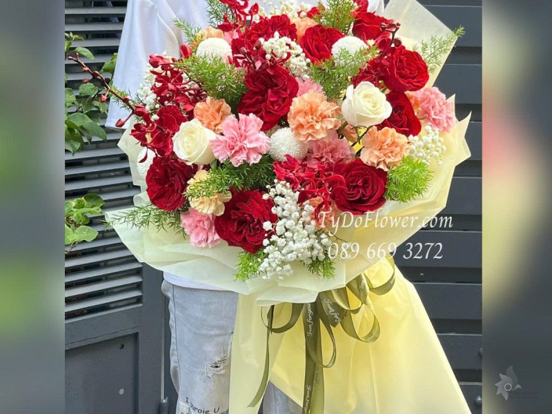 B0625457 BÓ HOA CHÚC MỪNG Thiết kế Hoa Hồng Đỏ Ohara Red Rose, Cẩm Chướng hồng cam, Lan Mokara Đỏ, Cúc Ping Pong