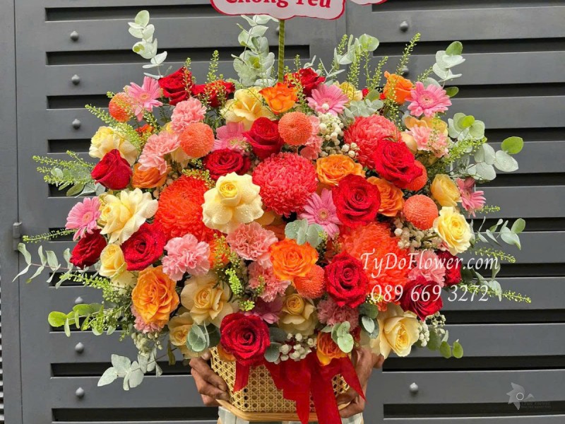 G0625461 GIỎ HOA CHÚC MỪNG SINH NHẬT CHỒNG Thiết kế gam màu đỏ vàng cam, Cúc Mẫu Đơn , Hoa Hồng, Cẩm Chướng, Đồng Tiền