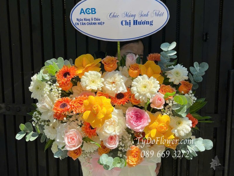 G0625464 GIỎ HOA CHÚC MỪNG SINH NHẬT Thiết kế hoa mix ngẫu nhiên theo gam màu vàng cam hồng trắng