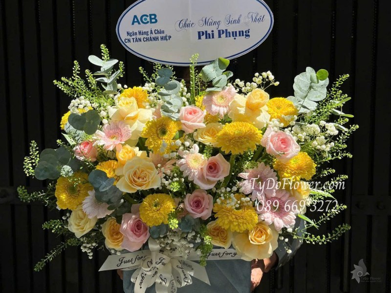 G0625465 GIỎ HOA CHÚC MỪNG SINH NHẬT Thiết kế gam màu hồng vàng