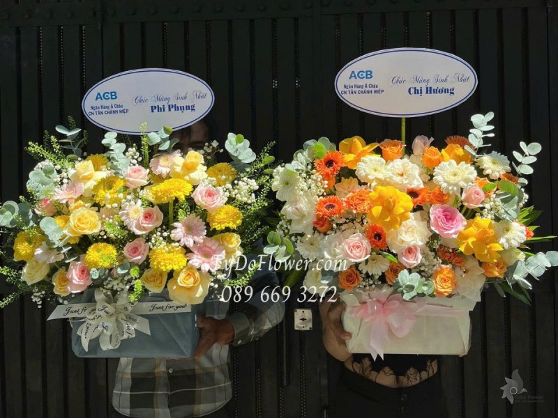 G0625466 MỘT CẶP GIỎ HOA CHÚC MỪNG SINH NHẬT Thiết kế hoa mix ngẫu nhiên theo gam màu vàng cam hồng trắng