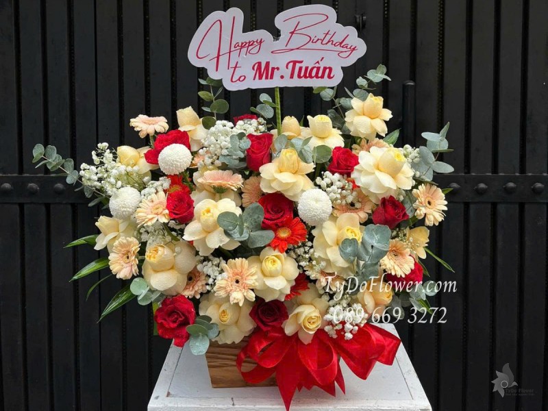 G0625467 GIỎ HOA CHÚC MỪNG SINH NHẬT Thiết kế gam màu đỏ vàng, Hoa Hồng Đỏ Ecuador, Vàng Victor, Đồng Tiền Mini