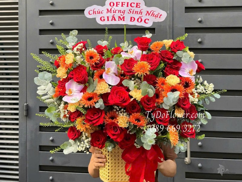 G0625469 GIỎ HOA CHÚC MỪNG SINH NHẬT GIÁM ĐỐC Thiết kế Hoa Hồng Đỏ Ecuador, Lan Hồ Điệp, Đồng Tiền Xoăn, Cẩm Chướng