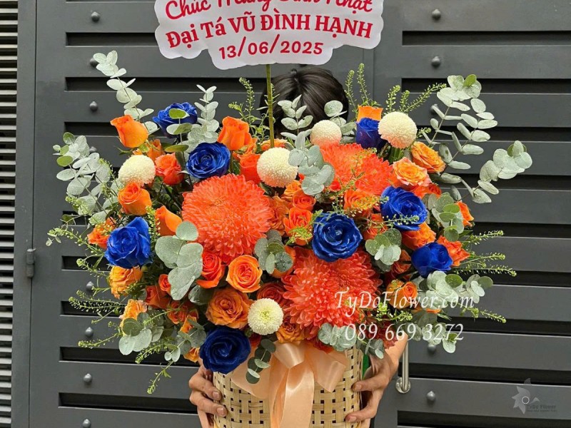 G0625474 GIỎ HOA CHÚC MỪNG SINH NHẬT Thiết kế gam màu cam xanh dương, chủ đạo Cúc Mẫu Đơn, Cúc Ping pong, Hoa Hồng Xanh Dương, Cam Spirit