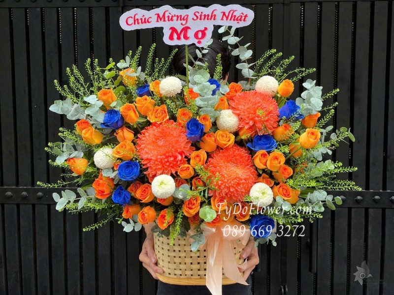 G0625476 GIỎ HOA CHÚC MỪNG SINH NHẬT Thiết kế gam màu cam xanh dương, chủ đạo Cúc Mẫu Đơn, Cúc Ping pong, Hoa Hồng Xanh Dương, Cam Spirit