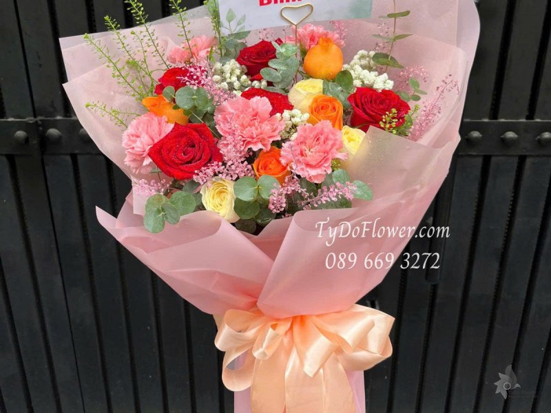B0625479 BÓ HOA CHÚC MỪNG SINH NHẬT Thiết kế hoa ngẫu nhiên theo gam màu đỏ hồng vàng cam