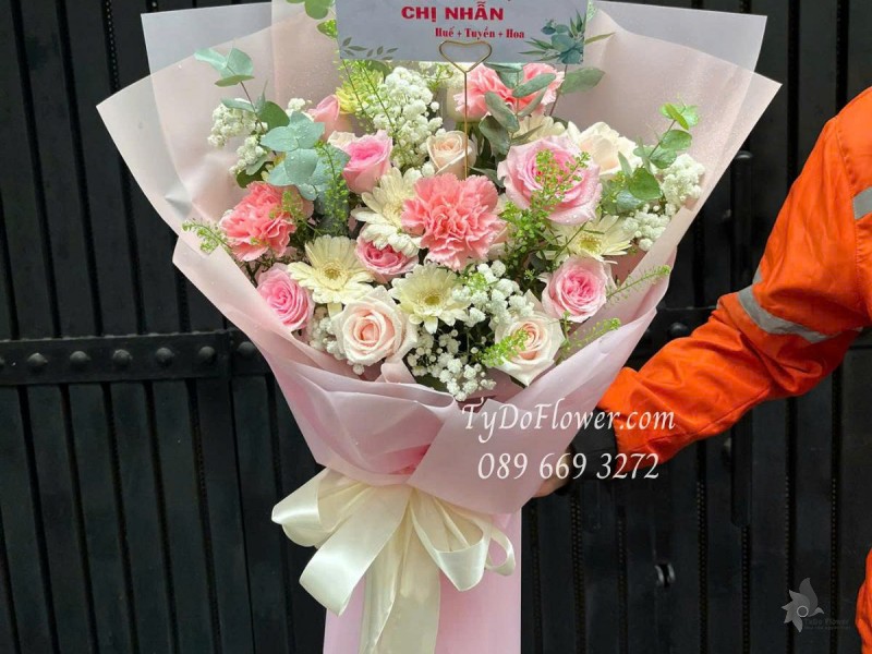 B0625480 BÓ HOA CHÚC MỪNG SINH NHẬT Thiết kế gam màu hồng trắng Pastel