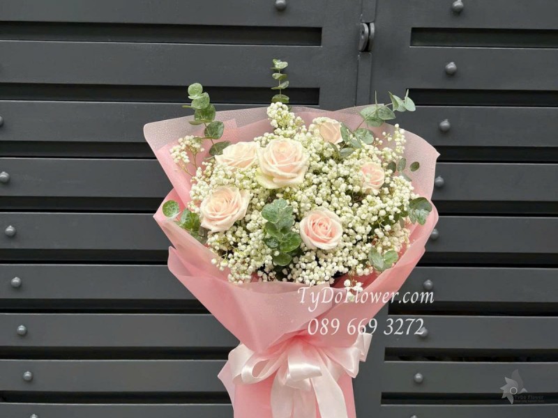 B0625481 BÓ HOA CHÚC MỪNG Thiết kế hoa hồng kem, baby trắng