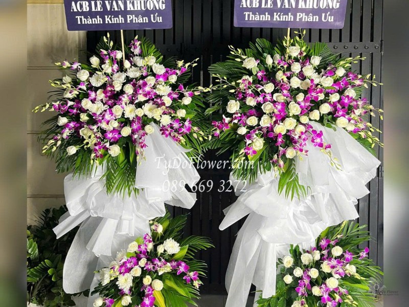 KCB0625485 MỘT CẶP KỆ HOA TANG LỄ VÒNG HOA CHIA BUỒN Thành Kính Phân Ưu thiết kế 02 tầng hoa hồng trắng, hoa lan tím