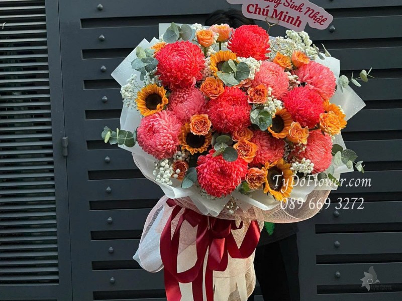 B0625488 BÓ HOA CHÚC MỪNG SINH NHẬT Thiết kế gam màu đỏ cam, chủ đạo Hoa Cúc Mẫu Đơn Đỏ, Hoa Hồng Cam Spirit Roses, Hoa Hướng Dương