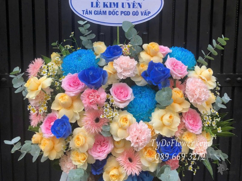 G0625493 GIỎ HOA CHÚC MỪNG KHAI TÂN GIÁM ĐỐC Thiết kế gam màu hồng vàng xanh dương, chủ đạo Hoa Hồng Ohara Pink Roses, Vàng Victor, Cúc Mẫu Đơn Xanh Dương