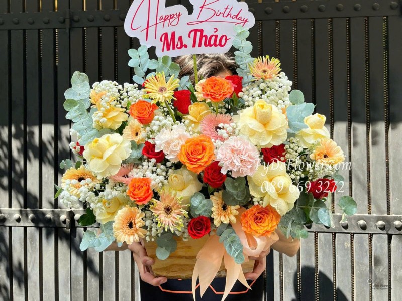 G0625494 GIỎ HOA CHÚC MỪNG SINH NHẬT Thiết kế gam màu vàng cam, chủ đạo Hoa Hồng Vàng Victor, Cam Spirit Roses