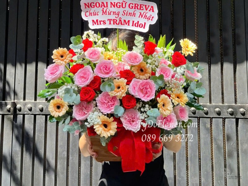 G0625496 GIỎ HOA CHÚC MỪNG SINH NHẬT Thiết kế gam màu đỏ vàng cam, chủ đạo Hoa Hồng Đỏ. Pink Ohara Roses, Đồng Tiền Cam