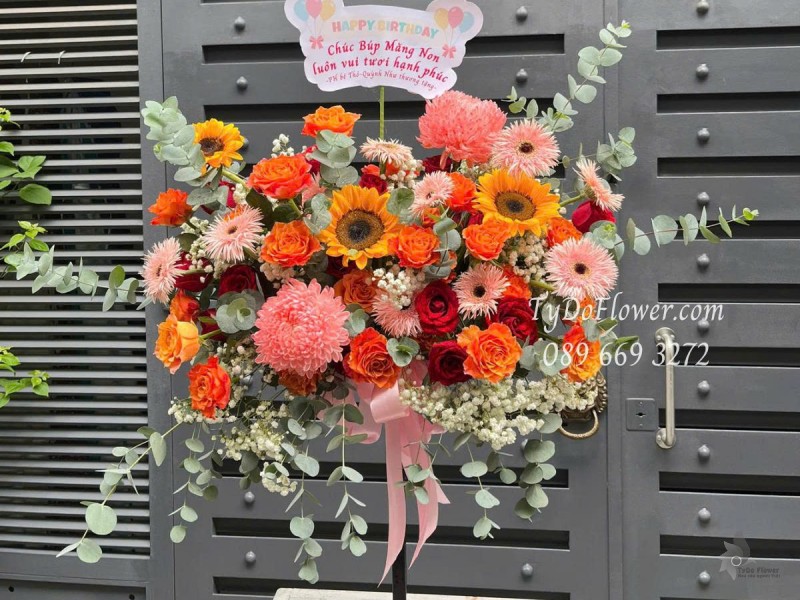 G0625497 LẴNG HOA CHÚC MỪNG SINH NHẬT BÉ Thiết kế gam màu đỏ hồng cam, chủ đạo Hoa Hồng, Cúc Mẫu Đơn, Đồng Tiền Tua