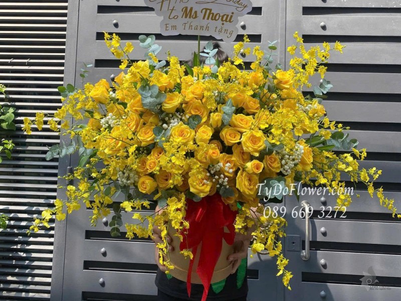 G0625499 GIỎ HOA CHÚC MỪNG SINH NHẬT Thiết kế Hoa Hồng Vàng Gold, Hoa Lan Vũ Nữ