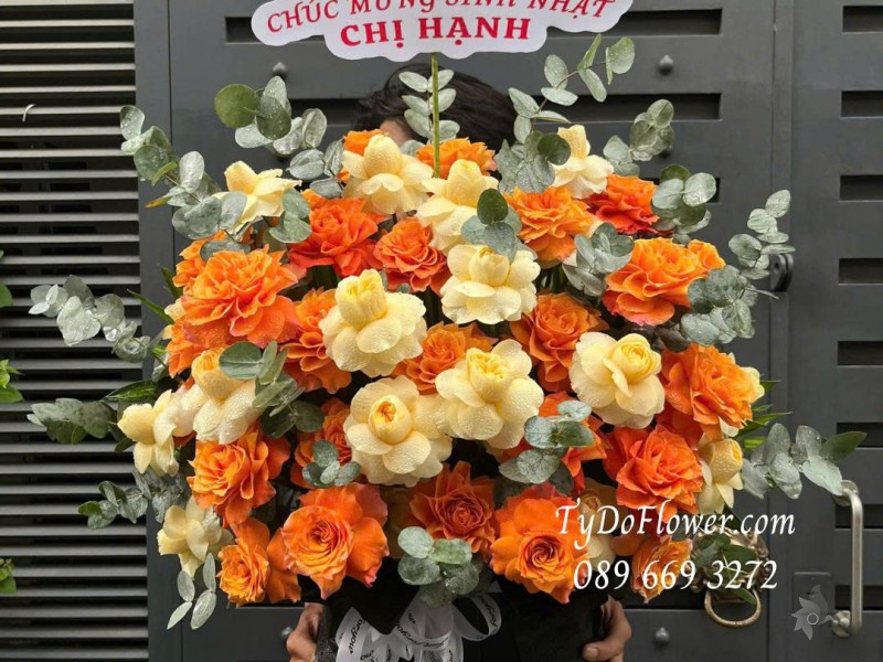 G0625501 GIỎ HOA CHÚC MỪNG SINH NHẬT Thiết kế Hoa Hồng Vàng Victor, Hoa Hồng Cam Spirit