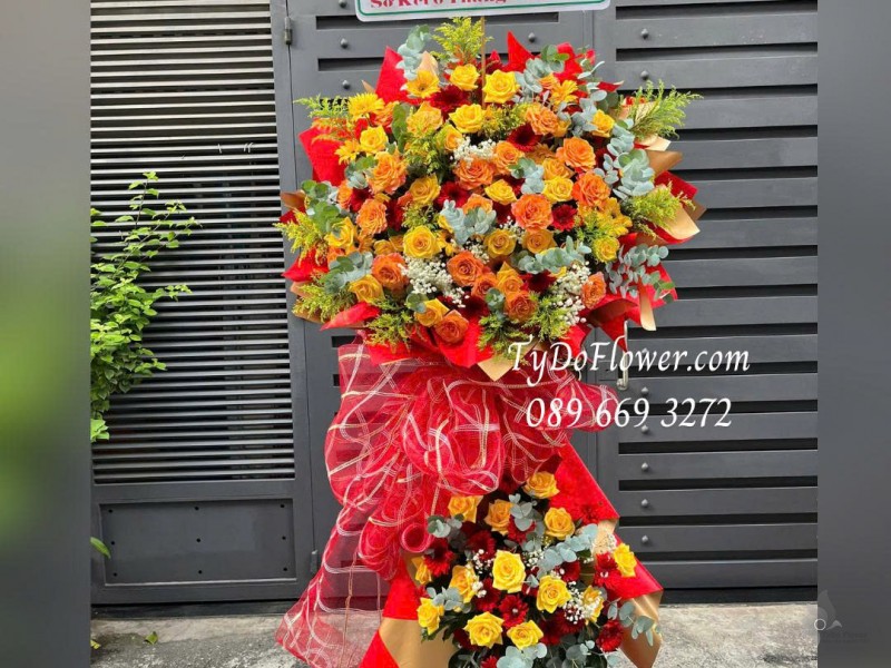 KCM0725504 KỆ HOA CHÚC MỪNG Thiết kế gam màu vàng cam, chủ đạo hoa hồng vàng gold, hoa hồng cam spirit, đồng tiền