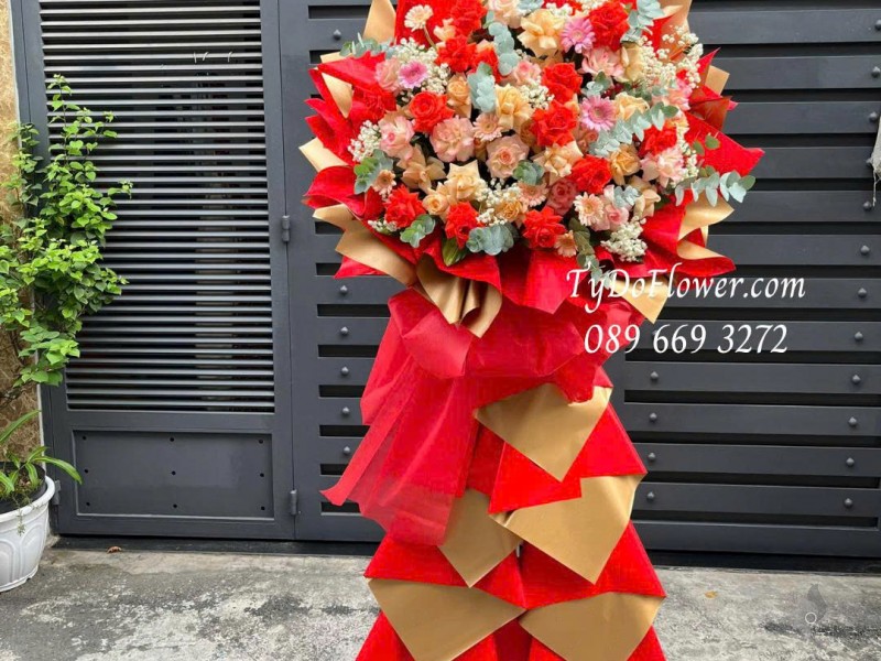 KCM0725506 KỆ HOA CHÚC MỪNG Thiết kế hoa hồng mix màu ngẫu nhiên