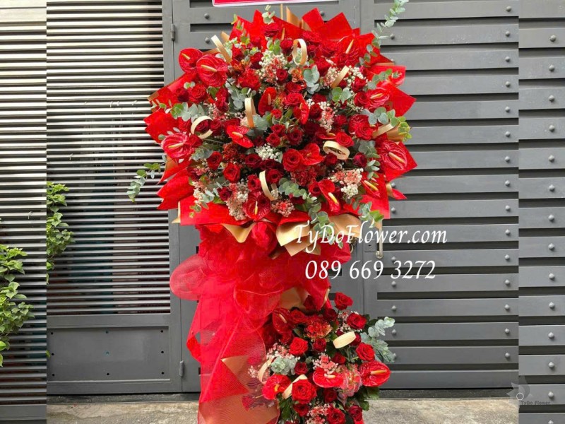 KCM0725508 KỆ HOA CHÚC MỪNG Thiết kế gam màu đỏ, chủ đạo hoa hồng đỏ, hồng môn, cẩm tú cầu