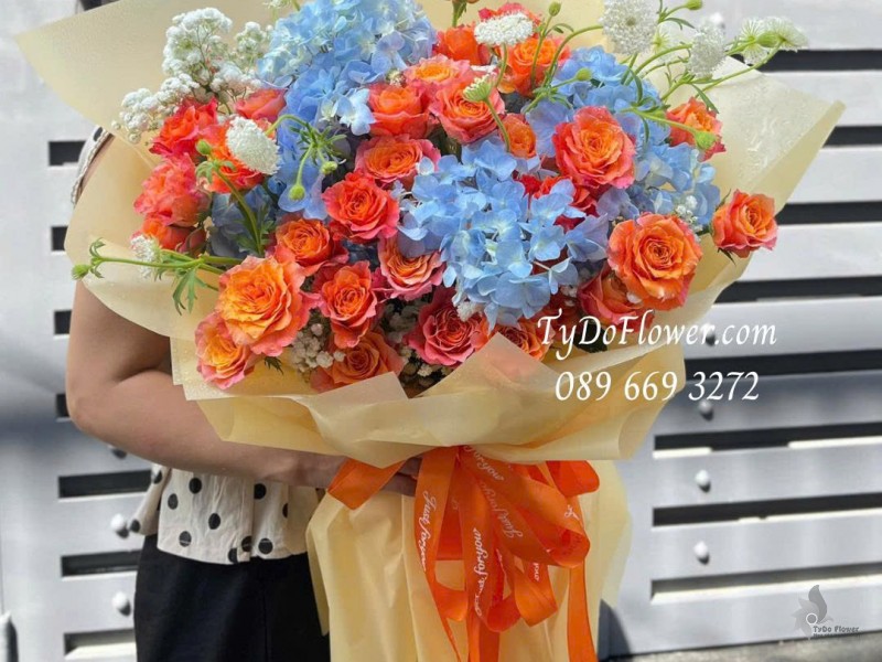 B0725165 BÓ HOA CHÚC MỪNG Thiết kế Hoa Hồng Cam Spirit, Hoa Cẩm Tú Cầu Xanh Dương