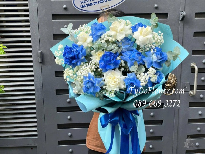 B0725168 BÓ HOA CHÚC MỪNG Thiết kế Hoa Hồng Trắng Xanh Dương