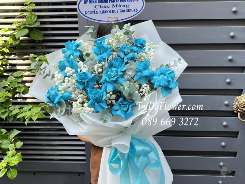 B0725169 BÓ HOA CHÚC MỪNG Thiết kế Hoa Hồng Trắng Xanh Dương