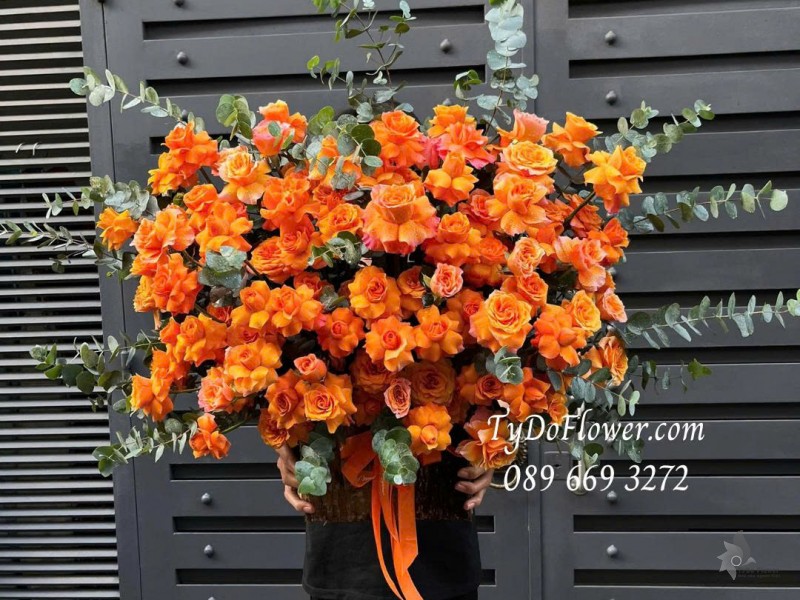 G0725535 GIỎ HOA CHÚC MỪNG Thiết kế Hoa Hồng Cam gấp cánh