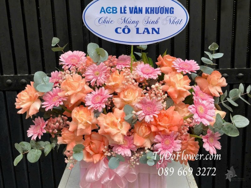 G0725536 GIỎ HOA CHÚC MỪNG SINH NHẬT Thiết kế gam màu hồng cam