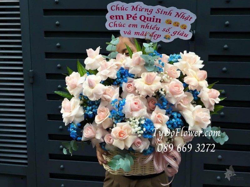 G0725537 GIỎ HOA CHÚC MỪNG SINH NHẬT Thiết kế Hoa Hồng Kem