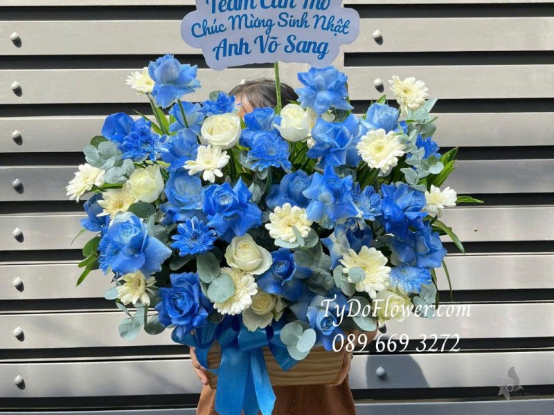 G0725542 GIỎ HOA CHÚC MỪNG SINH NHẬT Thiết kế gam màu trắng xanh dương