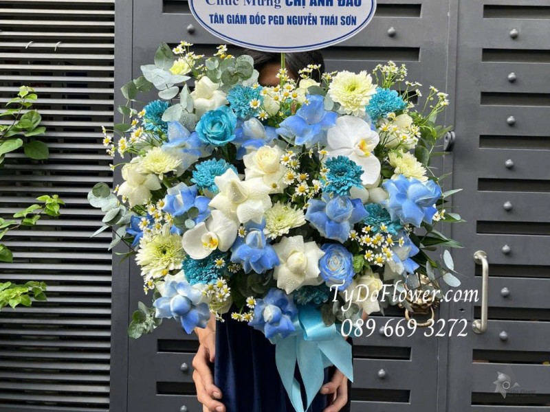 G0725543 GIỎ HOA CHÚC MỪNG TÂN GIÁM ĐỐC Thiết kế gam màu trắng xanh dương