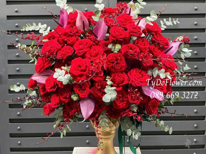 BI0725544 BÌNH HOA CHÚC MỪNG Thiết kế hoa hồng đỏ Ohara, Lá Hồng Môn Tím