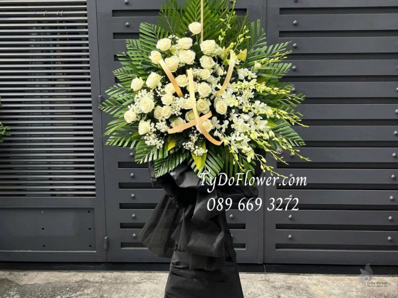 KCB0725549 KỆ HOA TANG LỄ VÒNG HOA CHIA BUỒN Kính Viếng thiết kế 01 tầng hoa hồng trắng, hoa lan trắng