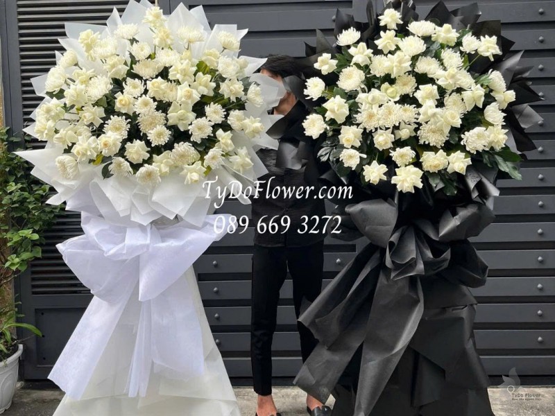 KCB0725554 MỘT CẶP KỆ HOA TANG LỄ VÒNG HOA CHIA BUỒN Thiết kế 01 tầng hoa hồng trắng, hoa cúc trắng