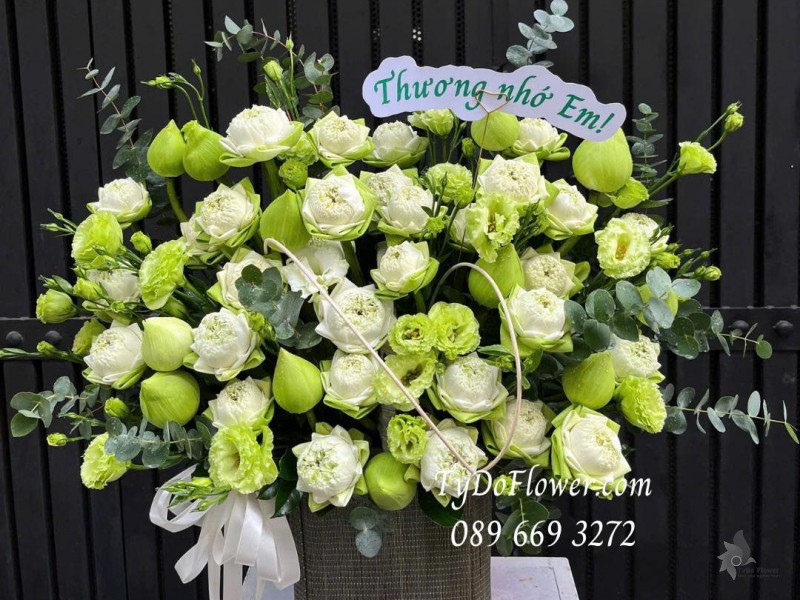G0725555 GIỎ HOA THƯƠNG NHỚ EM Thiết kế Hoa Sen Trắng, Cát Tường Xanh
