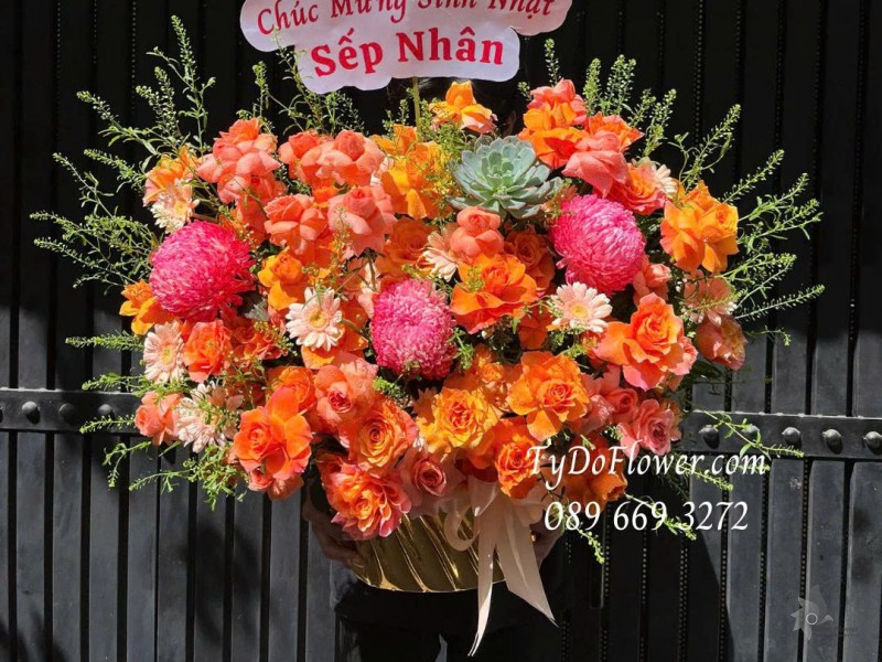 G0825561 GIỎ HOA CHÚC MỪNG SINH NHẬT SẾP Thiết kế gam màu cam, hoa hồng cam quốc vương, cúc mẫu đơn hồng
