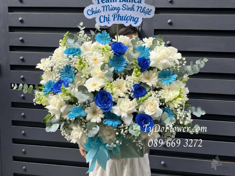 G0825563 GIỎ HOA CHÚC MỪNG SINH NHẬT Thiết kế gam màu trắng xanh dương, hoa hồng, đồng tiền, mõm sói