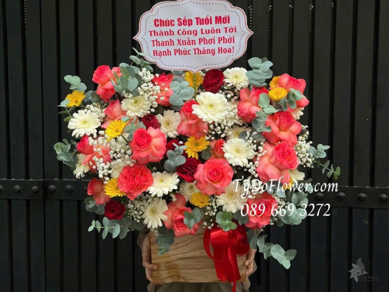 G0825565 GIỎ HOA CHÚC MỪNG SINH NHẬT SẾP Thiết kế tông màu đỏ hồng, phối hoa ngẫu nhiên