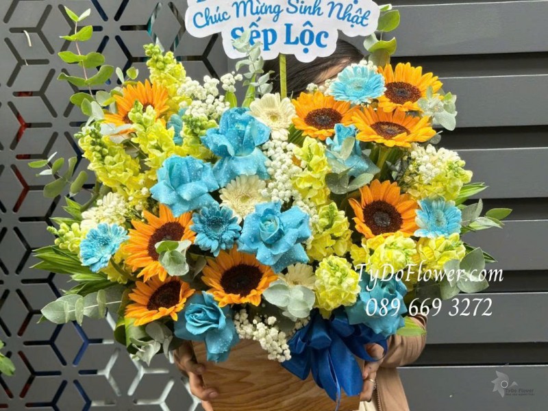 G0825567 GIỎ HOA CHÚC MỪNG SINH NHẬT SẾP Thiết kế Hoa Hướng Dương, Mõm Sói Vàng, Hoa Hồng Xanh Dương
